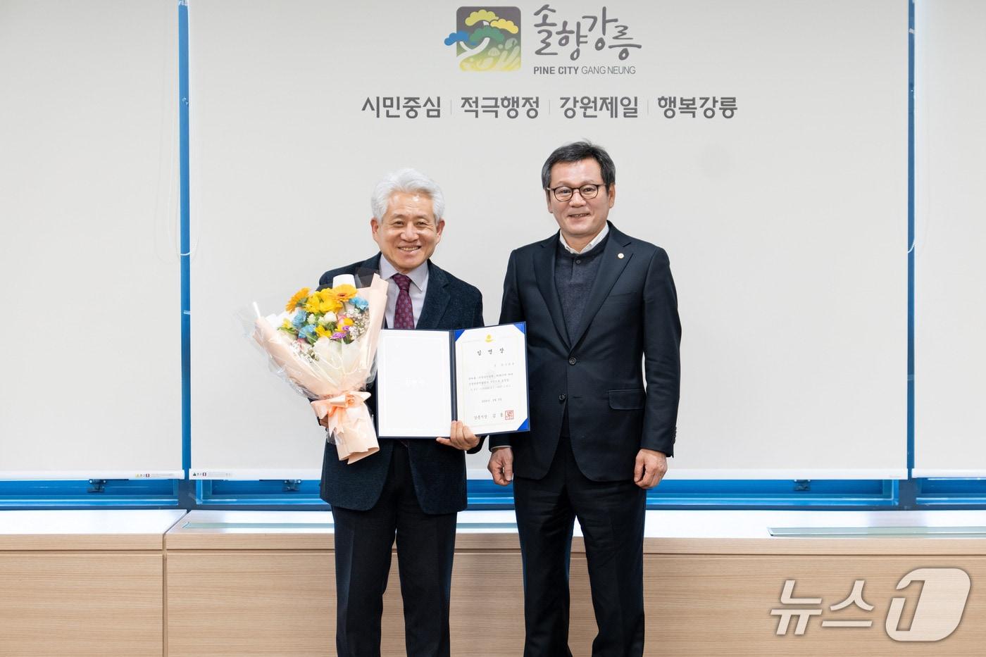 본문 이미지 - 강희문 강원 강릉관광개발공사 사장(사진 왼쪽)이 3일 시청 시민사랑방에서 김홍규 시장으로부터 사장 임명장을 받고 기념촬영을 하고 있다.(강릉시 제공, 재판매 및 DB 금지) 2026.2.3/뉴스1