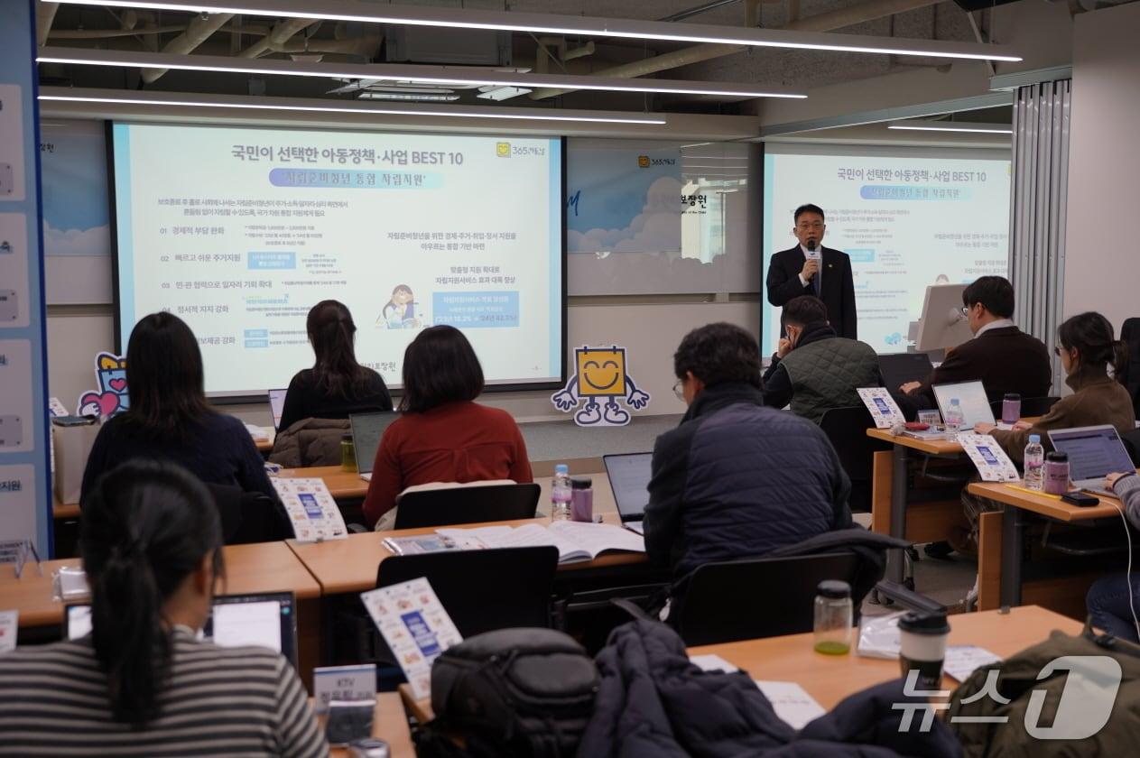 본문 이미지 - 3일 정익중 아동권리보장원장이 서울 중구 아동관리보장원 대회의실에서 열린 신년 기자간담회에서 아동권리보장원 주요 정책 성과에 대해서 설명하고 있다. (아동권리보장원 제공) 2026.2.3/뉴스1 ⓒ News1