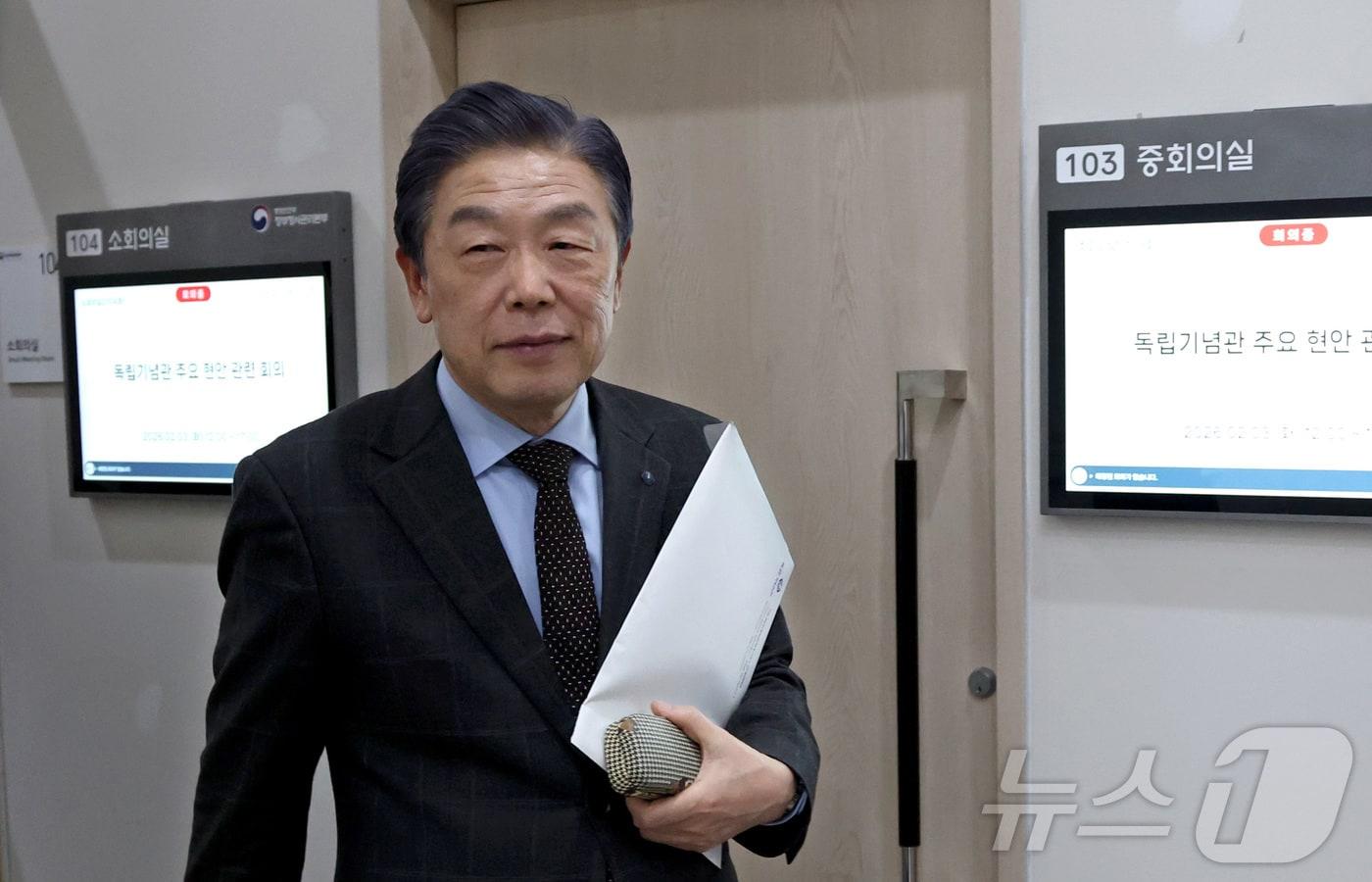 본문 이미지 - 김형석 독립기념관장이 3일 오후 정부세종청사 국가보훈부에서 열린 해임 절차 청문회를 마친 뒤 회의장을 나오고 있다. 2026.2.3/뉴스1 ⓒ News1 김기남 기자