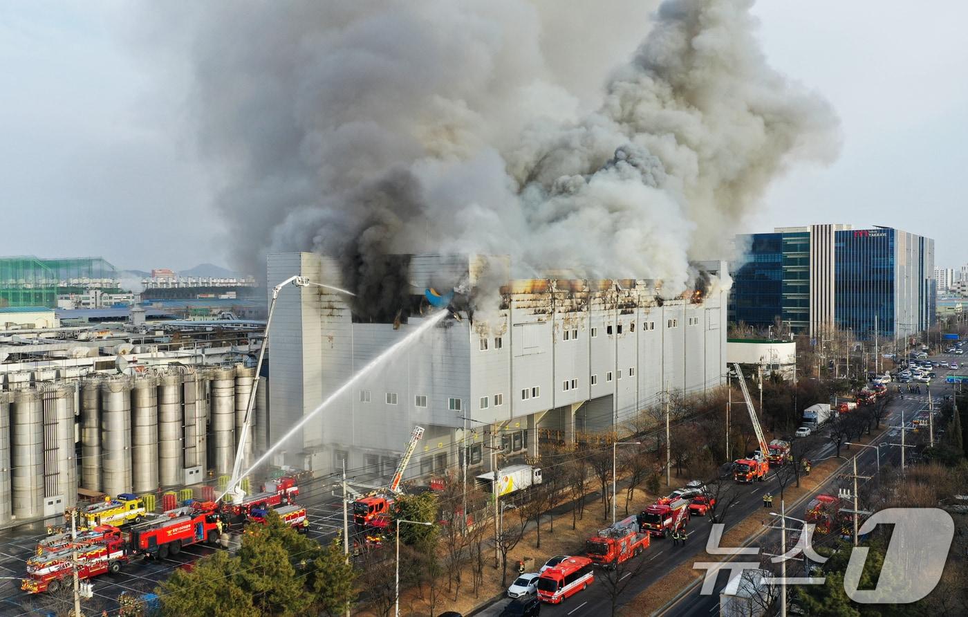 본문 이미지 - 3일 오후 경기 시흥시 정왕동 SPC삼립 시화공장에서 불이 나 소방 당국이 대응 1단계를 발령하고 진화 작업을 벌이고 있다. 2026.2.3 ⓒ 뉴스1 김영운 기자