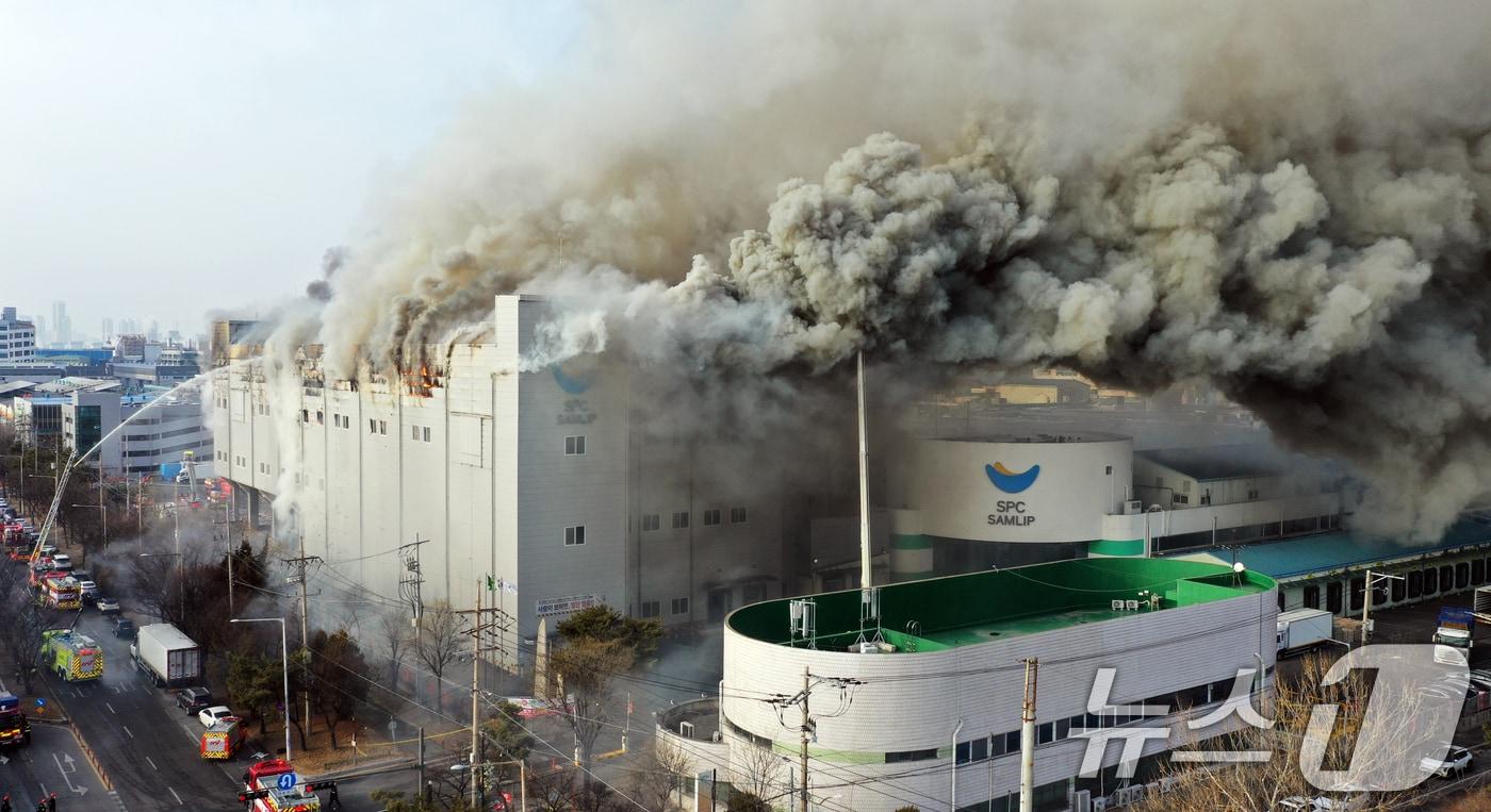 본문 이미지 - 3일 오후 경기 시흥시 정왕동 SPC삼립 시화공장에서 불이 나 소방 당국이 대응 1단계를 발령하고 진화 작업을 벌이고 있다. 2026.2.3 ⓒ 뉴스1 김영운 기자