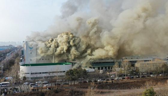 본문 이미지 - 3일 오후 경기 시흥시 정왕동 SPC삼립 시화공장에서 불이 나 소방 당국이 대응 1단계를 발령하고 진화 작업을 벌이고 있다. 2026.2.3/뉴스1 ⓒ News1 김영운 기자