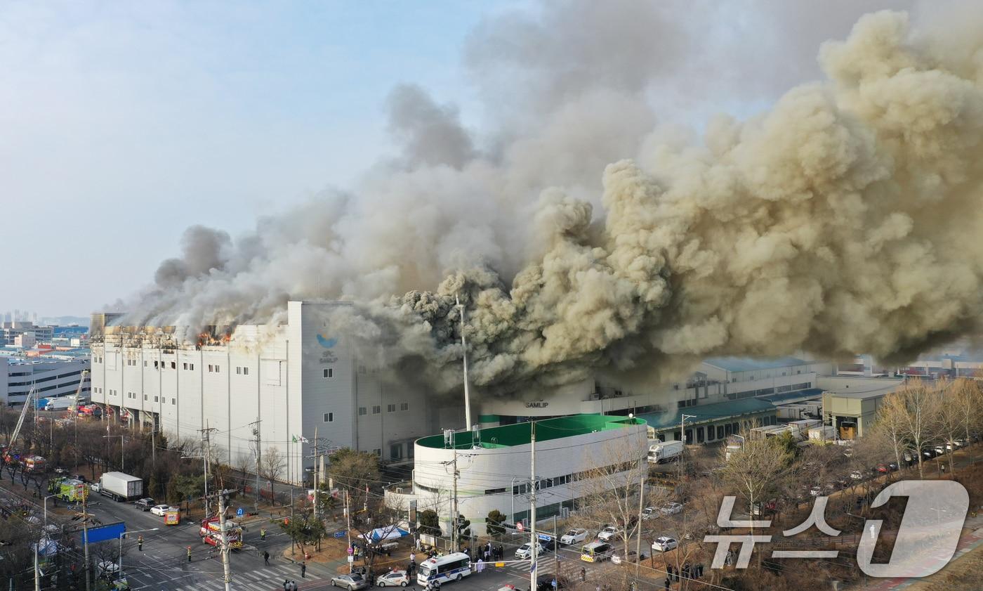 본문 이미지 - 3일 오후 경기 시흥시 정왕동 SPC삼립 시화공장에서 불이 나 소방 당국이 대응 1단계를 발령하고 진화 작업을 벌이고 있다. 2026.2.3/뉴스1 ⓒ News1 김영운 기자