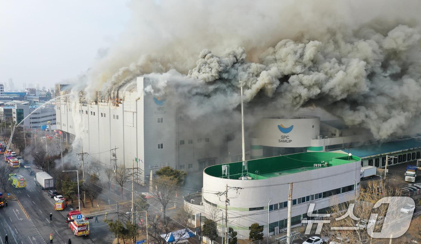 본문 이미지 - 3일 오후 경기 시흥시 정왕동 SPC삼립 시화공장에서 불이 나 소방 당국이 대응 1단계를 발령하고 진화 작업을 벌이고 있다. 2026.2.3/뉴스1 ⓒ News1 김영운 기자