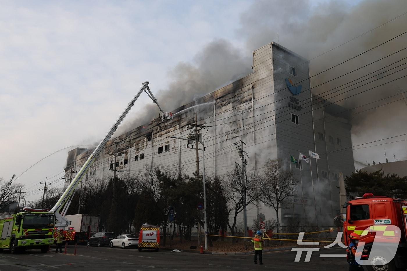 본문 이미지 - 3 일 오후 경기 시흥시 정왕동 SPC삼립 시화공장에서 불이 나 소방 당국이 대응 1단계를 발령하고 진화 작업을 벌이고 있다.2026.2.3/뉴스1 ⓒ News1 김영운 기자