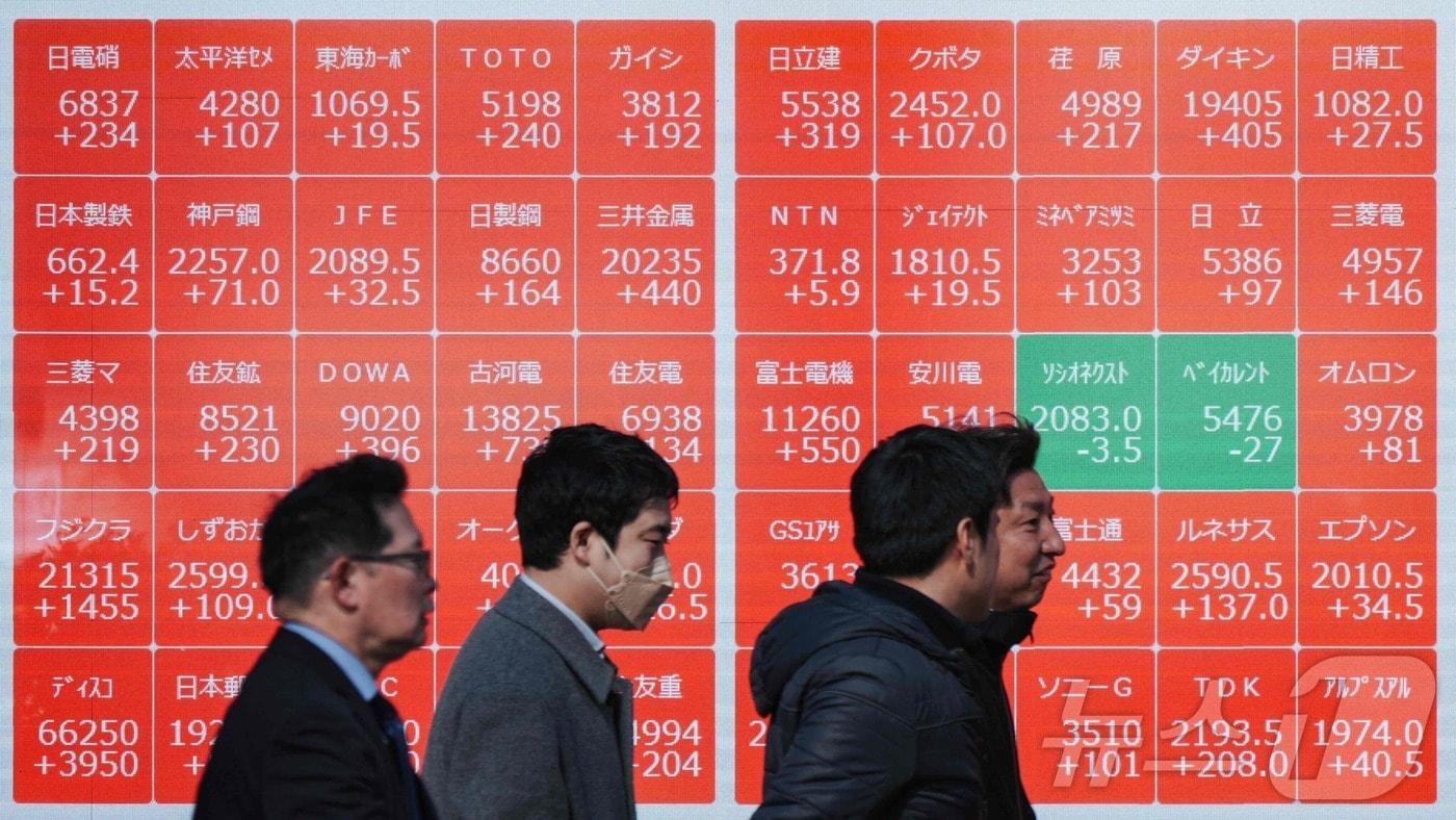 본문 이미지 - 3일, 일본 도쿄증권거래소의 닛케이 225 주가가 표시된 전광판 앞을 시민들이 지나가고 있다. 2026.02.03 ⓒ AFP=뉴스1 ⓒ News1 최종일 선임기자