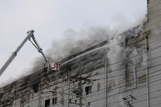 본문 이미지 - 3일 오후 경기 시흥시 정왕동 SPC삼립 시화공장에서 불이 나 소방 당국이 대응 1단계를 발령하고 진화 작업을 벌이고 있다. 2026.2.3/뉴스1 ⓒ News1 김영운 기자