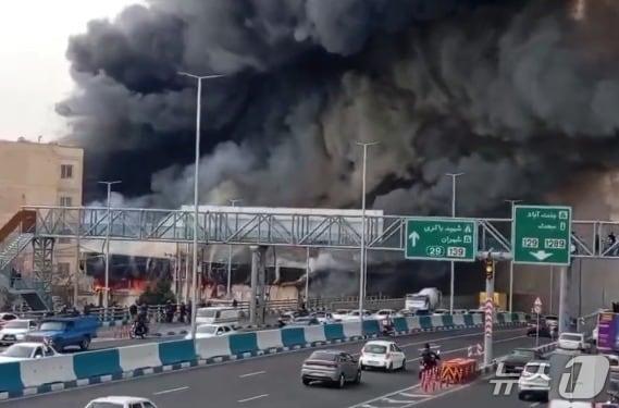 본문 이미지 - 이란 테헤란 서부의 한 시장에서 3일 화재가 발생했다. (소셜미디어 엑스 캡처)