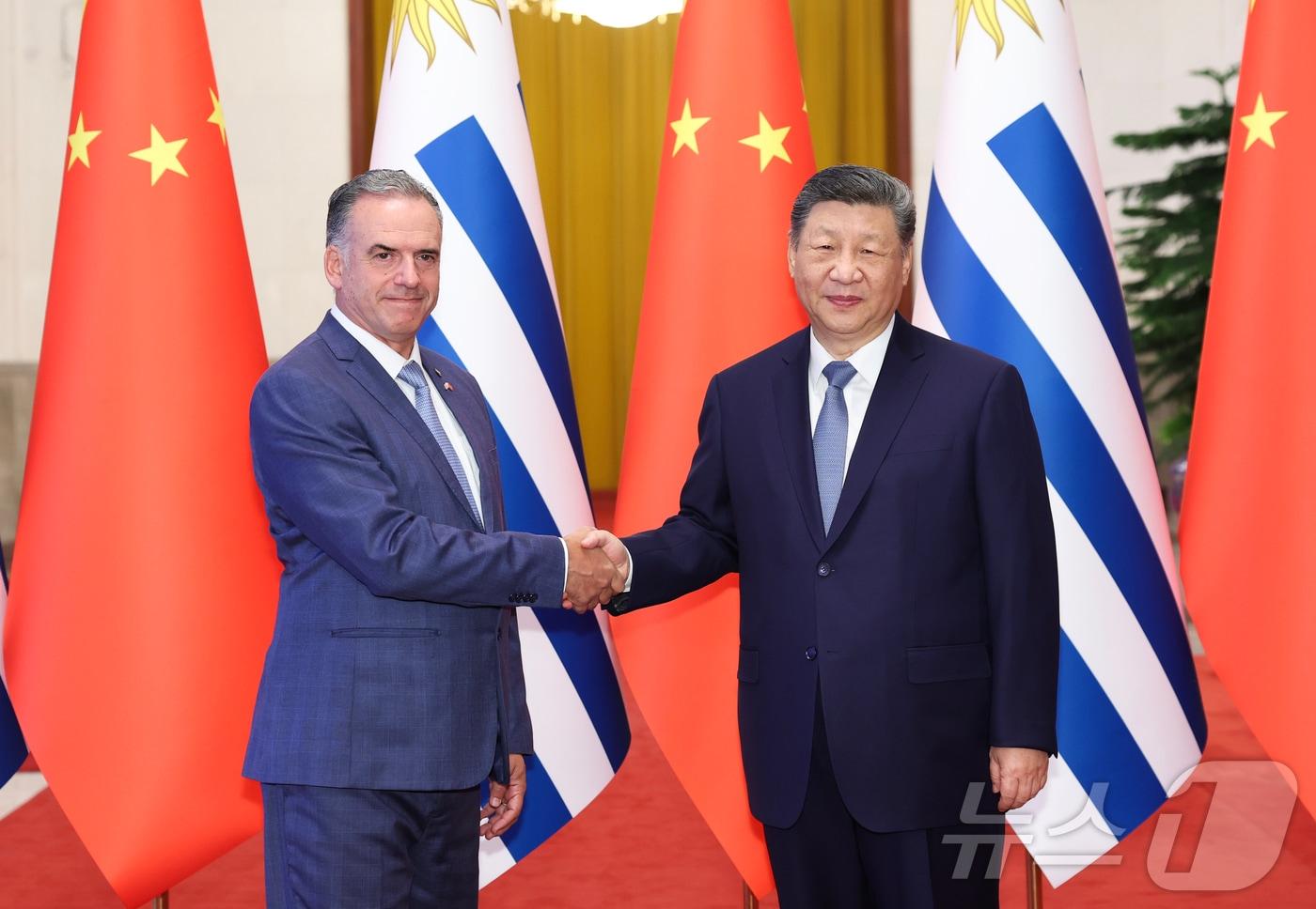 본문 이미지 - 시진핑 중국 국가주석과 야만두 오르시 우루과이 대통령이 3일 베이징 인민대회당에서 정상회담을 개최했다. 2026.2.3 ⓒ 신화=뉴스1 ⓒ News1 정은지 특파원