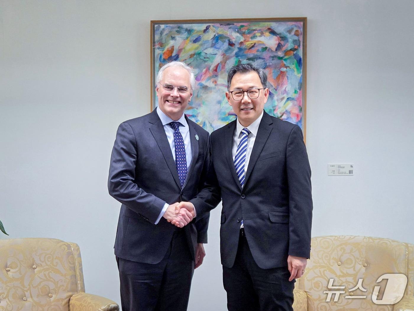 본문 이미지 - 장욱진 글로벌다자외교조정관은 3일 방한 중인 리차드 해쳇 감염병혁신연합(CEPI) 대표를 면담하고 한-CEPI 간 협력 강화 방안을 논의했다. 2026.02.03. (외교부 제공) 