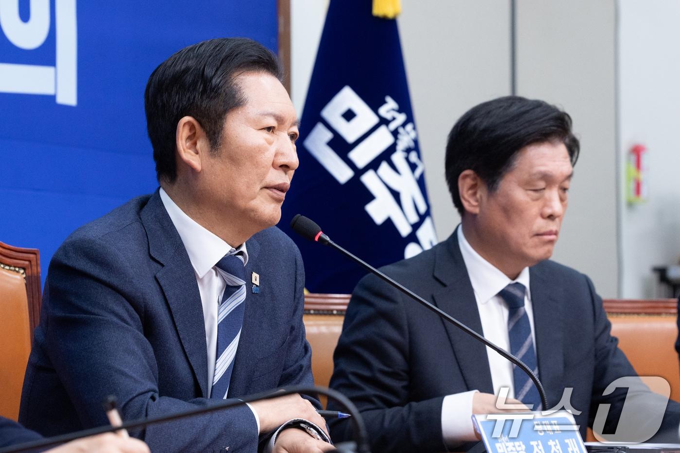 본문 이미지 - 정청래 더불어민주당 대표가 3일 서울 여의도 국회에서 1인 1표제 당헌 개정안 중앙위원회 통과에 대한 입장을 밝히고 있다. 정 대표의 핵심 공약인 대의원-권리당원 1인 1표제 투표 결과는 590명 중 515명 참여, 찬성 60.58% 반대 39.42%로 가결됐다. 2026.2.3/뉴스1 ⓒ News1 이승배 기자