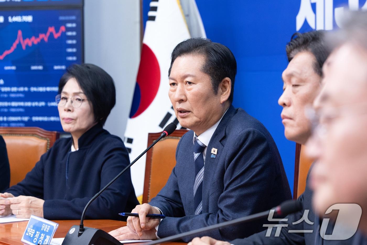 본문 이미지 - 정청래 더불어민주당 대표가 3일 서울 여의도 국회에서 1인 1표제 당헌 개정안 중앙위원회 통과에 대한 입장을 밝히고 있다. 정 대표의 핵심 공약인 대의원-권리당원 1인 1표제 투표 결과는 590명 중 515명 참여, 찬성 60.58% 반대 39.42%로 가결됐다. 2026.2.3/뉴스1 ⓒ News1 이승배 기자