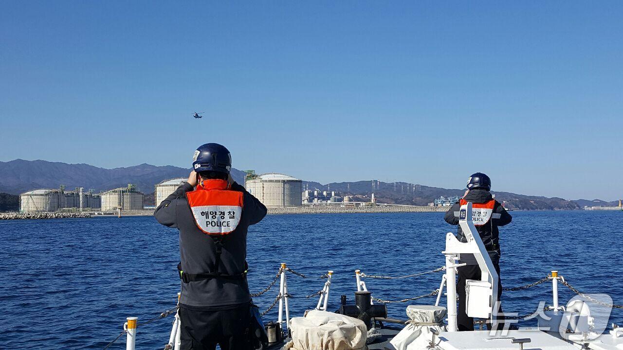본문 이미지 - 3일 삼척 해상 스노클링객 실종자 수색 중인 동해해경.(동해해경 제공, 재판매 및 DB 금지) 2026.2.3/뉴스1