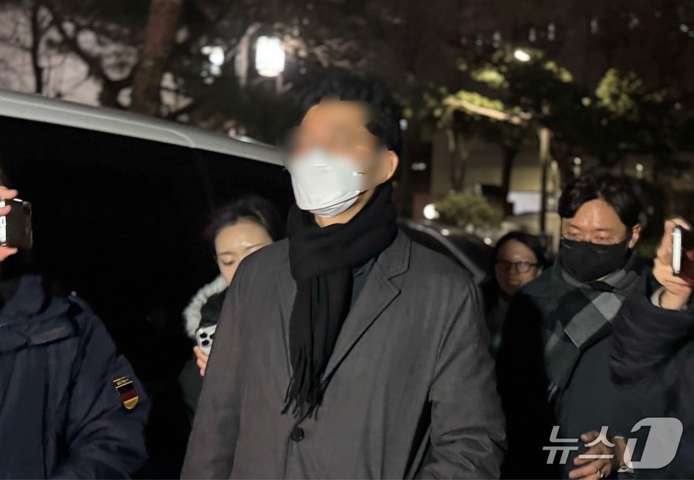 본문 이미지 - 3일 경찰에 출석한 빗썸 임원 A 씨가 조사를 마치고 서울경찰청 마포청사를 빠져나가고 있다.2026.2.3/뉴스1 ⓒ News1 권준언 기자