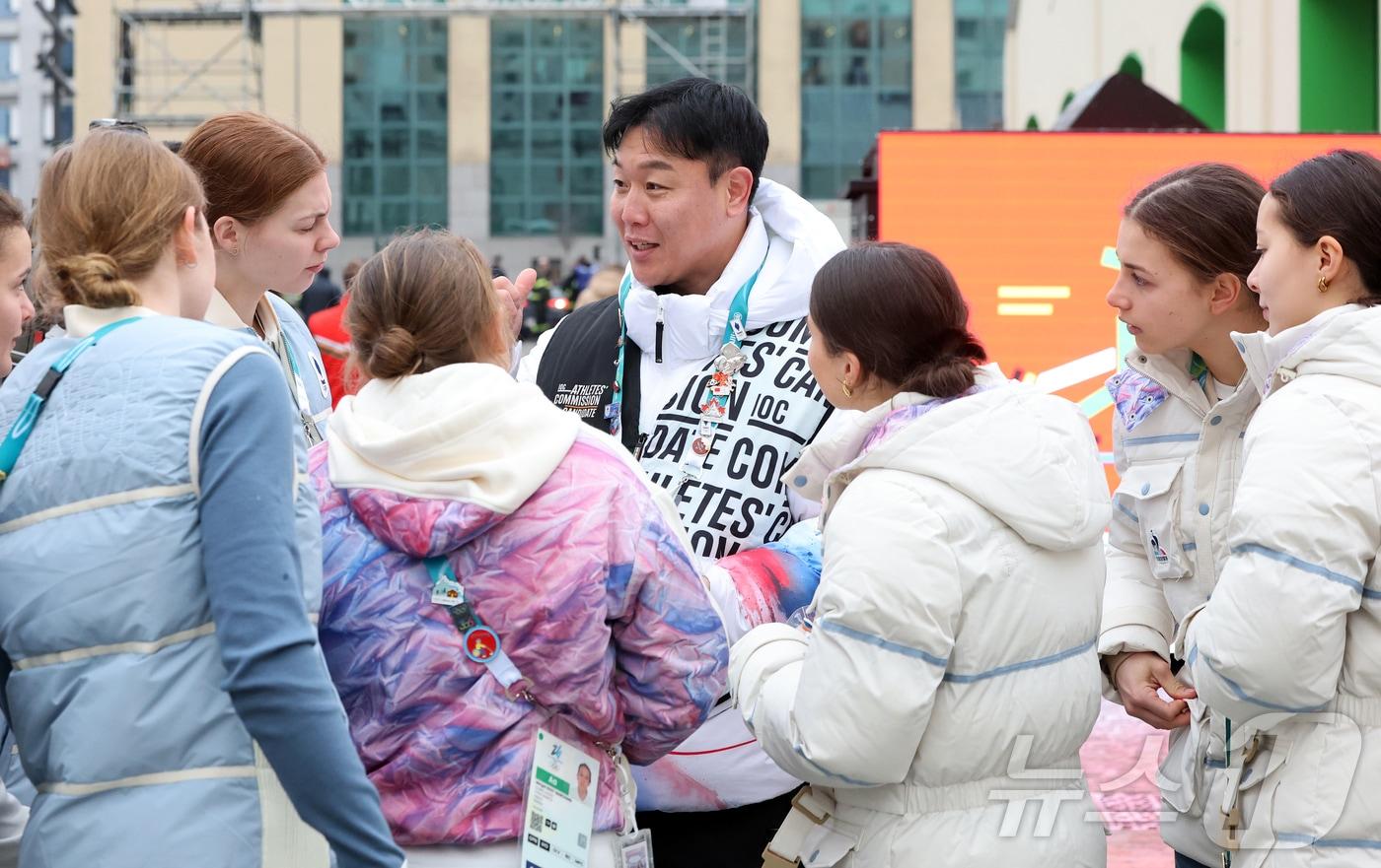 본문 이미지 - 2026 밀라노 코르티나 동계올림픽을 사흘 앞둔 3일(현지시간) 이탈리아 밀라노 올림픽 빌리지에서 국제올림픽위원회(IOC) 선수위원 후보로 나온 대한민국 원윤종이 각국 선수들과 대화를 나누고 있다. 2026.2.3 ⓒ 뉴스1 김진환 기자