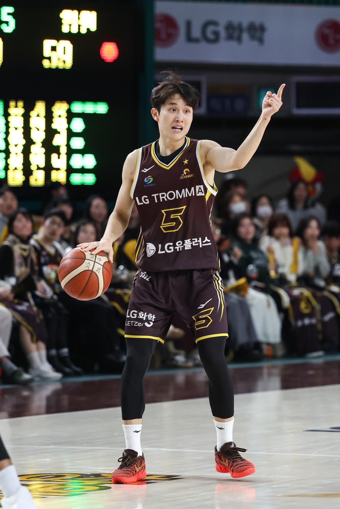 본문 이미지 - 프로농구 창원 LG 양준석이 3일 KT와 경기에서 드리블을 하고 있다.(KBL 제공)