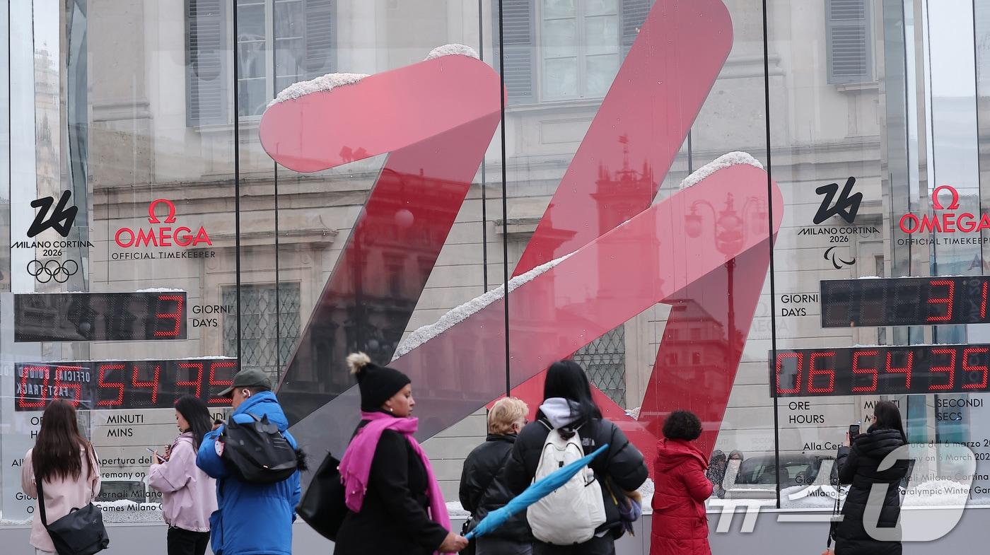 본문 이미지 - 2026 밀라노·코르티나담페초 동계올림픽 개막을 사흘 앞둔 3일(현지시간) 이탈리아 밀라노 두오모 광장에 설치된 대회 조형물에 개막까지 남은 시간이 표시되어 있다. 2026.2.3/뉴스1 ⓒ News1 김성진 기자
