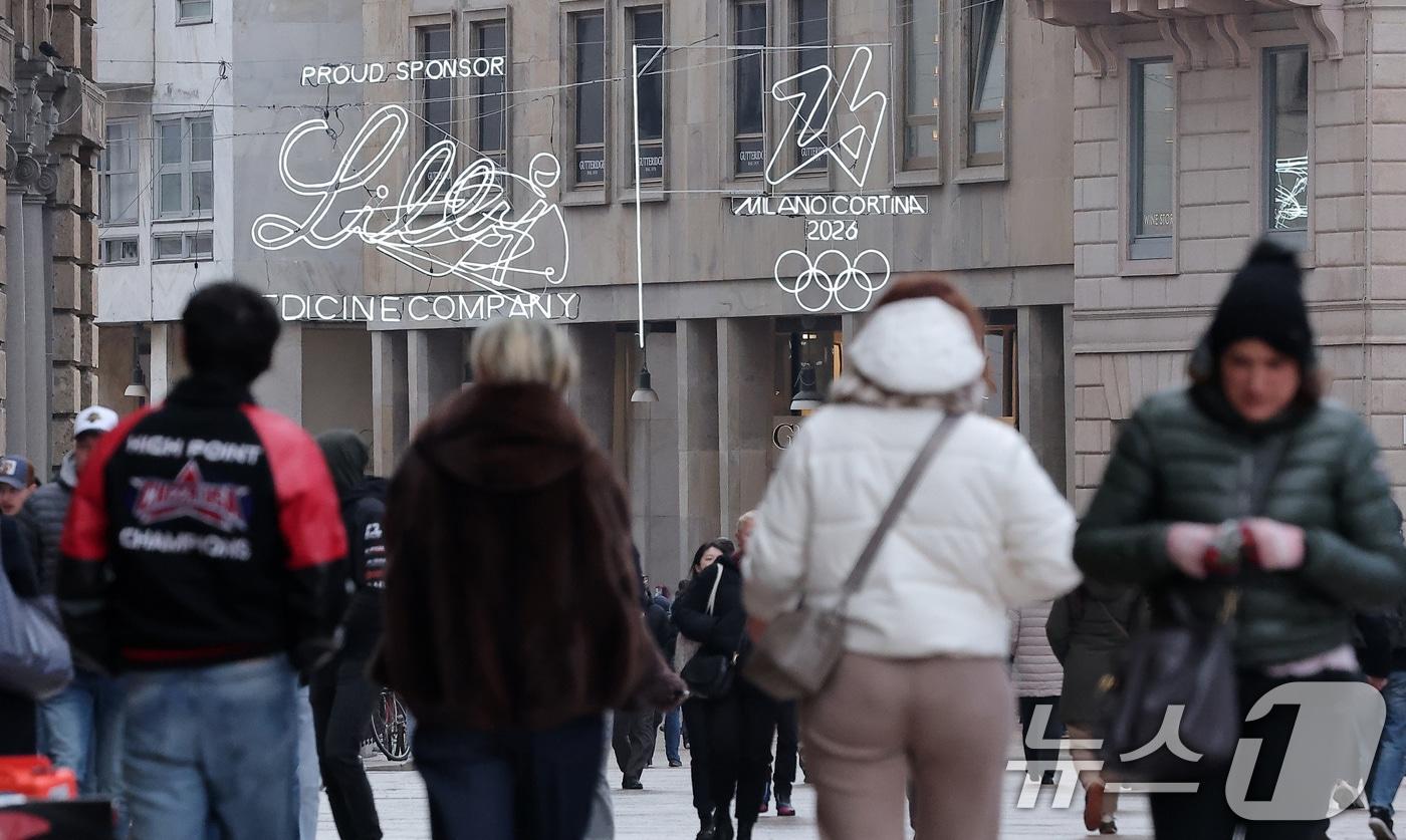 본문 이미지 - 2026 밀라노·코르티나담페초 동계올림픽 개막을 사흘 앞둔 3일(현지시간) 이탈리아 밀라노 두오모 광장에 대회 홍보 네온사인이 반짝이고 있다. 2026.2.3/뉴스1 ⓒ News1 김성진 기자