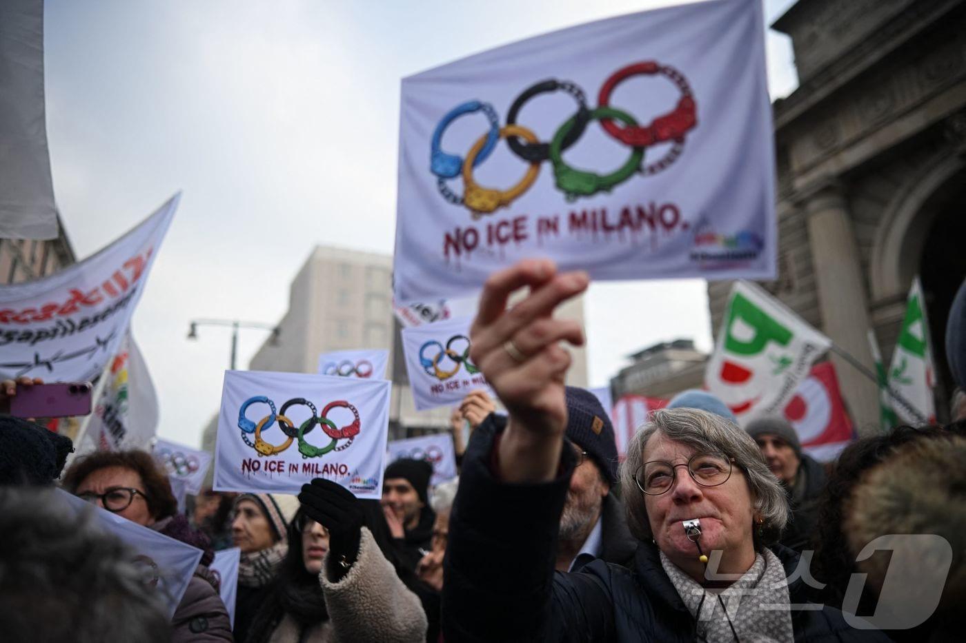 본문 이미지 - 이탈리아 밀라노 현지에서 'NO ICE' 시위가 열리는 모습. ⓒ AFP=뉴스1