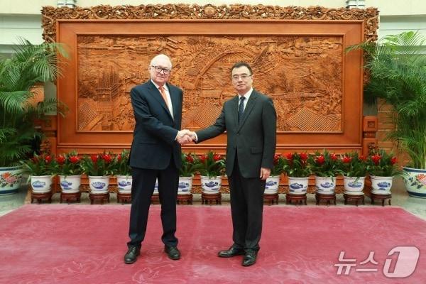 본문 이미지 - 류빈 외교부 부장조리(차관보)와 세르게이 랴브코프 러시아 외무부 차관이 3일 베이징에서 만나 중러 전략안정대화를 했다. (중국 외교부 제공)