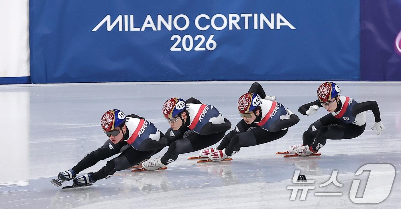 본문 이미지 - 2026 밀라노·코르티나담페초 동계올림픽 개막을 사흘 앞둔 3일(현지시간) 이탈리아 밀라노 아이스스케이팅 아레나에서 쇼트트랙 최민정(맨 뒤쪽)이 훈련을 하고 있다. 2026.2.4/뉴스1 ⓒ News1 김성진 기자