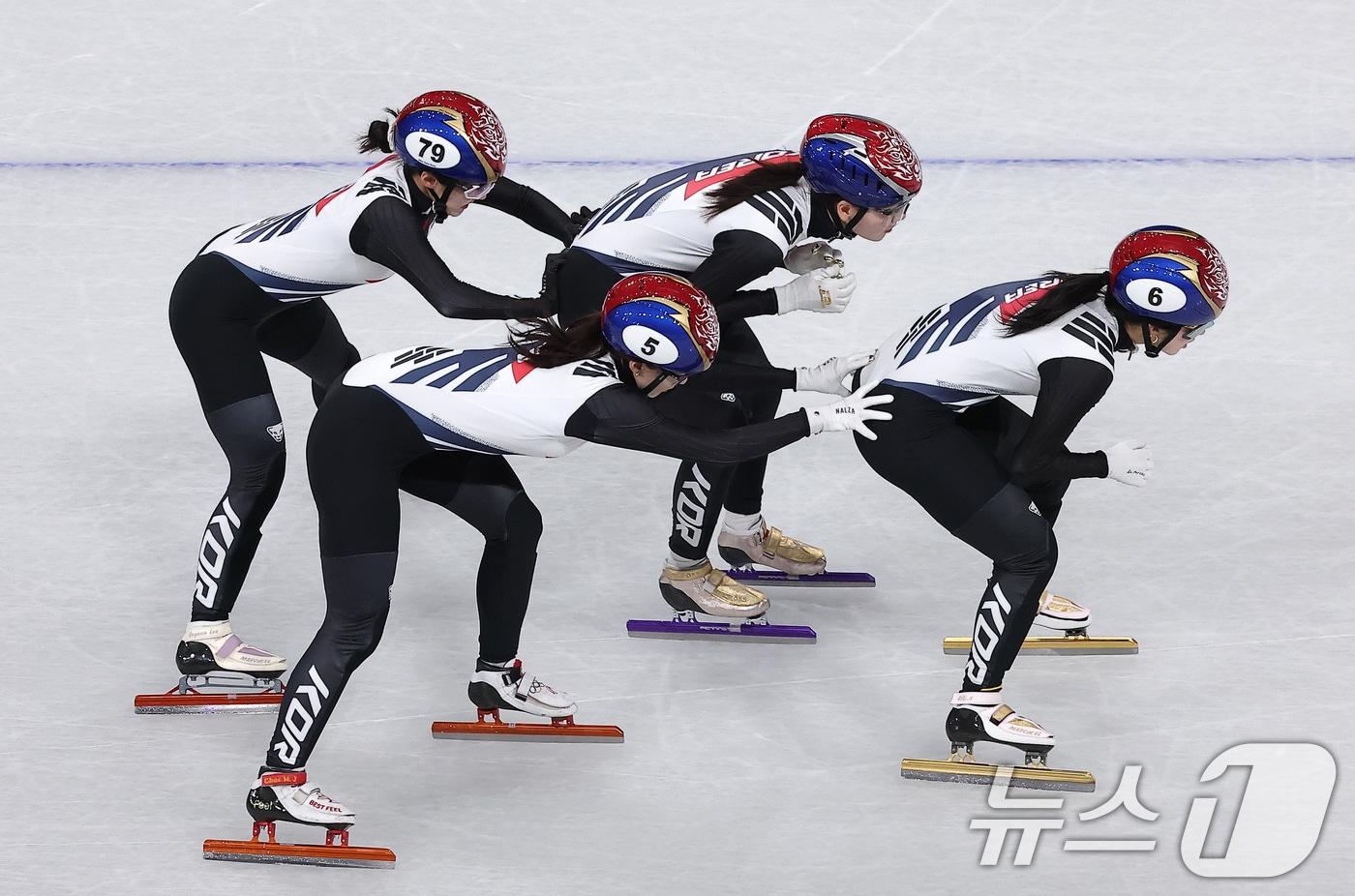 본문 이미지 - 2026 밀라노·코르티나담페초 동계올림픽 개막을 사흘 앞둔 3일(현지시간) 이탈리아 밀라노 아이스스케이팅 아레나에서 대한민국 쇼트트랙이 계주 훈련을 하고 있다. 2026.2.4/뉴스1 ⓒ News1 김성진 기자