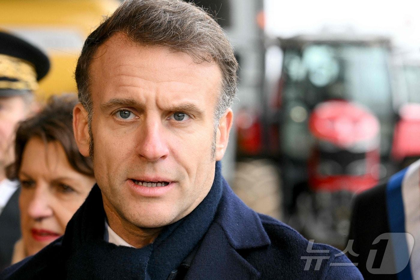 본문 이미지 - 에마뉘엘 마크롱 프랑스 대통령이 3일(현지시간) 프랑스 동부의 농장을 방문해 농민 대표와 면담 후 기자들과 만나 이야기하고 있다. 2026.2.3./뉴스1 ⓒ AFP=뉴스1 ⓒ News1 이창규 기자