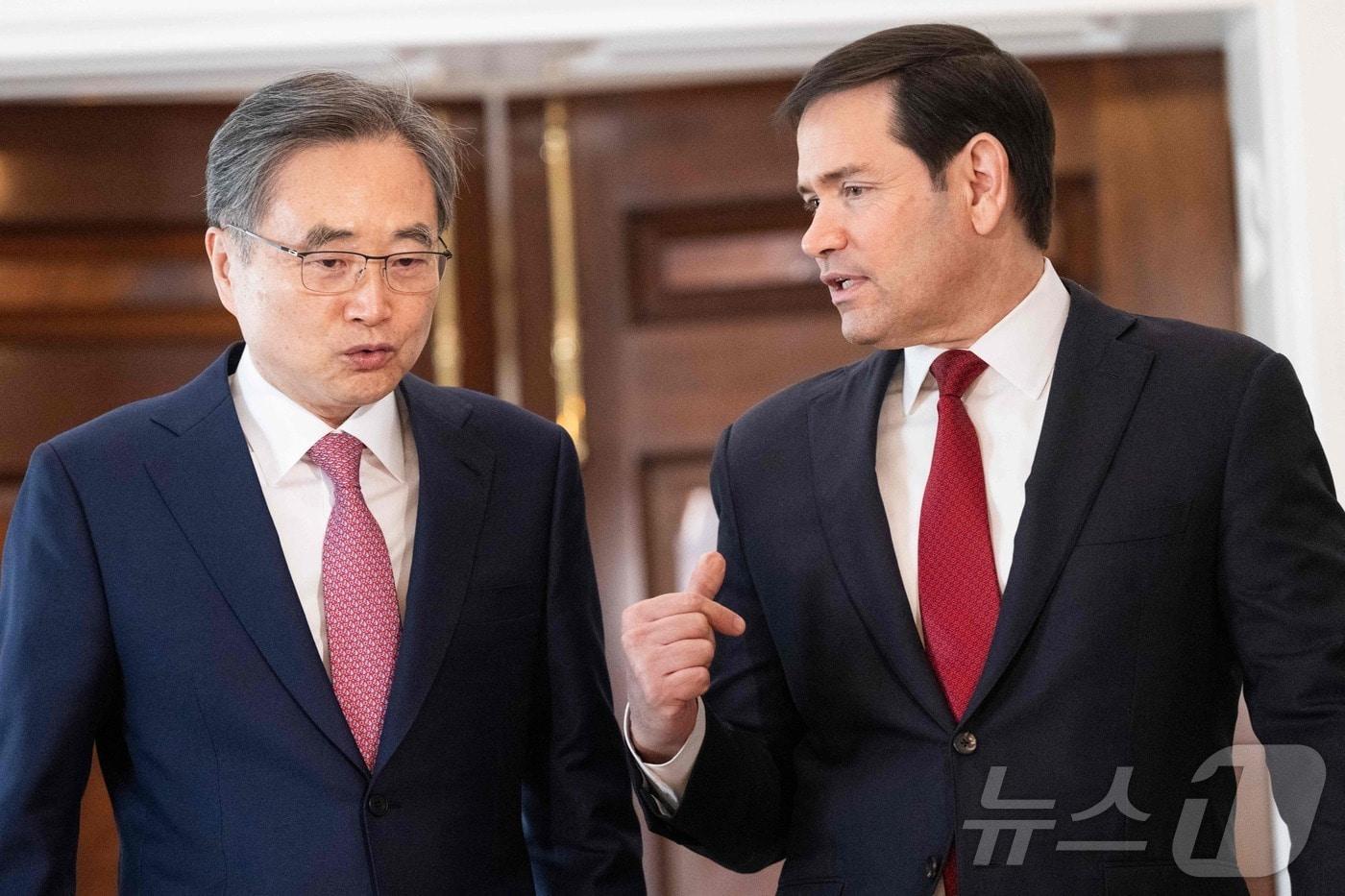 본문 이미지 - 마코 루비오 미국 국무장관이 3일(현지시간) 워싱턴DC 국무부에서 조현 대한민국 외교부 장관과 대화를 나누고 있다. 루비오 장관과 조현 장관의 이번 회담은 트럼프 행정부가 한국이 미국에 3,500억 달러를 투자하기로 한 무역 합의상의 약속을 이행하지 않았다고 주장하며 관세를 기존 15%에서 25%로 인상한 가운데, 양국 간 통상 갈등이 고조된 시점에 열렸다. ⓒ AFP=뉴스1 ⓒ News1 김명섭 기자