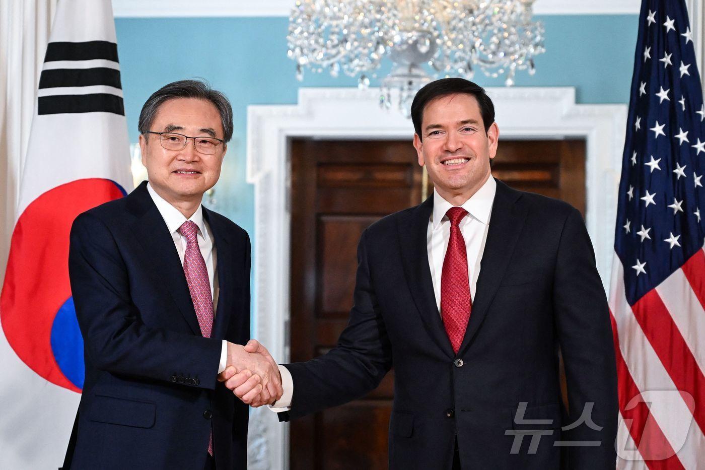 본문 이미지 - 마코 루비오 미국 국무장관이 3일(현지시간) 워싱턴DC 국무부에서 조현 대한민국 외교부 장관과 악수하고 있다. 루비오 장관과 조현 장관의 이번 회담은 트럼프 행정부가 한국이 미국에 3,500억 달러를 투자하기로 한 무역 합의상의 약속을 이행하지 않았다고 주장하며 관세를 15%에서 25%로 인상한 가운데, 양국 간 통상 갈등이 고조된 시점에 열렸다. ⓒ AFP=뉴스1 ⓒ News1 김명섭 기자
