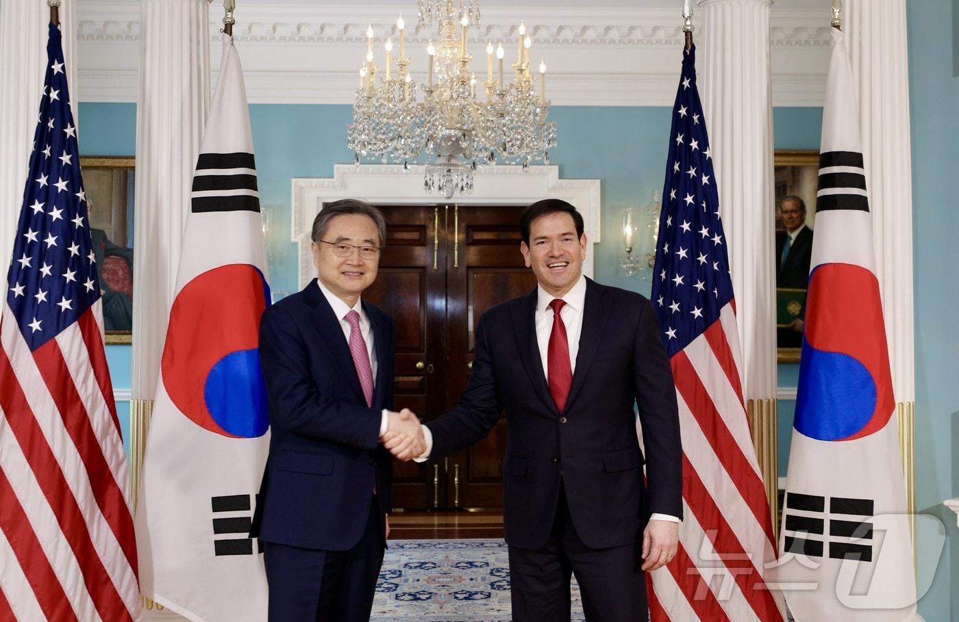 본문 이미지 - 조현 외교부 장관이 3일(현지시간) 미국 워싱턴DC 국무부 청사에서 마코 루비오 미 국무장관과 만나 한미 외교장관 회담을 갖기에 앞서 악수하고 있다. ⓒ News1 류정민 특파원