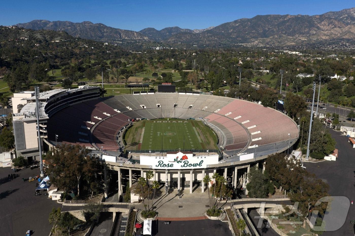 본문 이미지 - 2028 LA 올림픽 축구 종목 결승전이 펼쳐지는 로즈볼.  ⓒ AFP=뉴스1
