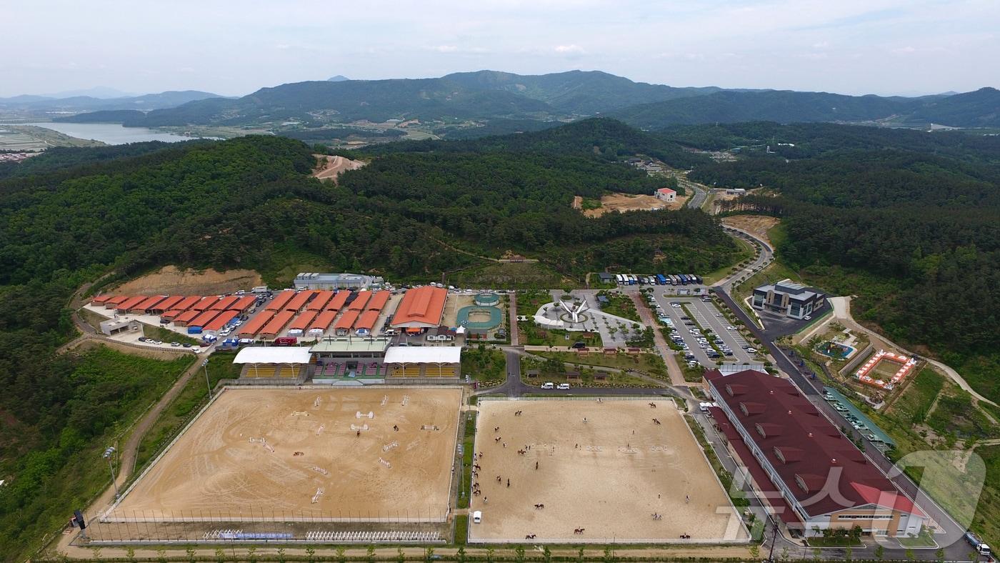 본문 이미지 - 경북 상주시 국제승마장관리사업소가 초·중·고교생을 대상으로 ‘학교체육 승마수업 지원 사업’에 참여할 학교를 모집한다.사진은 상주 국제승마장.(상주시 제공. 재판매 및 DB금지) /뉴스1