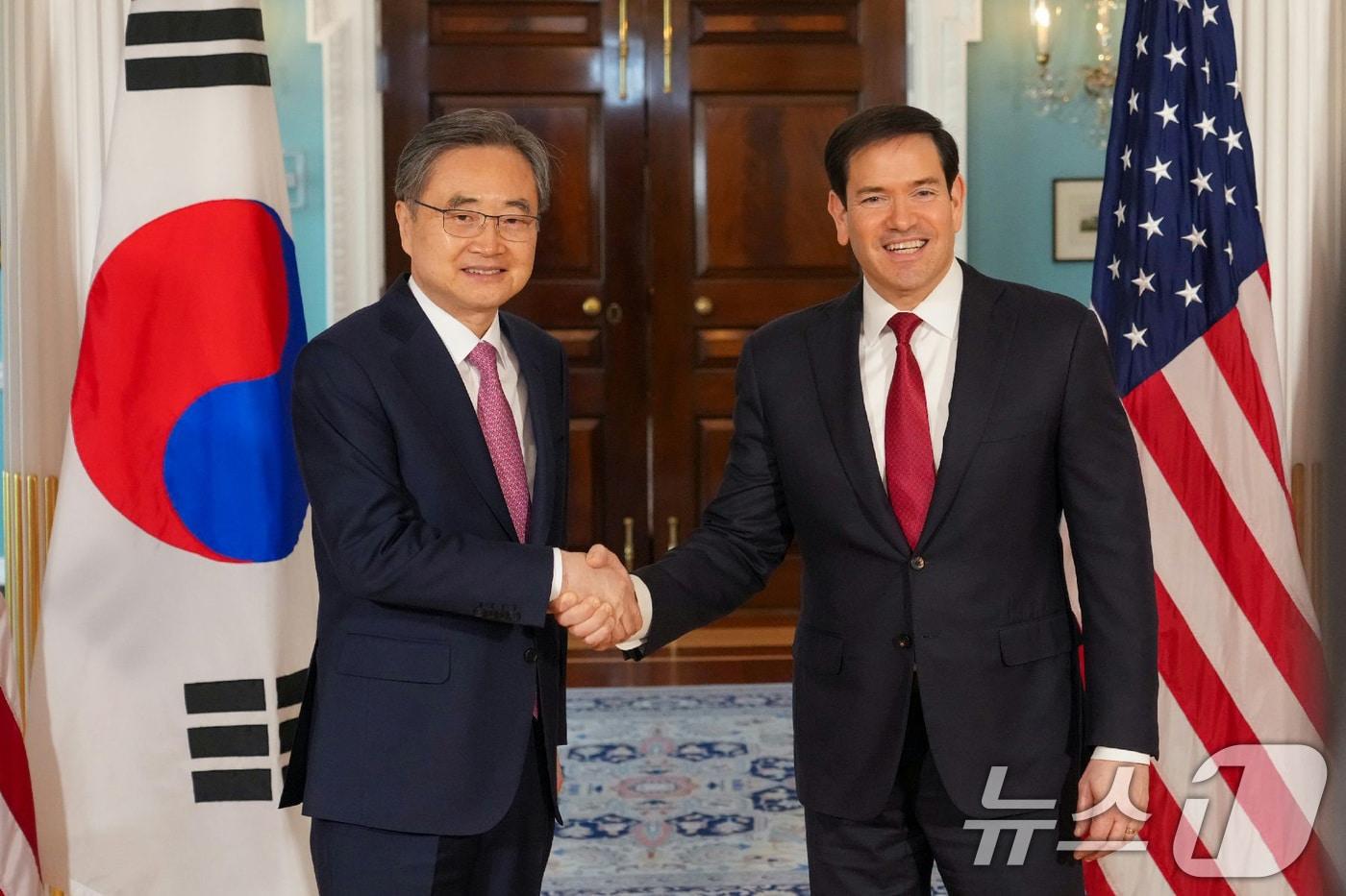 본문 이미지 - 조현 외교부 장관이 3일(현지시간) 미국 워싱턴DC 국무부 청사에서 마코 루비오 미 국무장관과 만나 한미 외교장관 회담을 갖기에 앞서 악수하고 있다. (외교부 제공. 재판매 및 DB 금지) 2026.2.4/뉴스1 ⓒ News1 임세영 기자