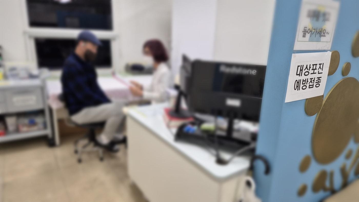 본문 이미지 - 도봉구민이 도봉구 지정 의료기관에서 대상포진 예방접종을 받고 있다.(도봉구 제공)