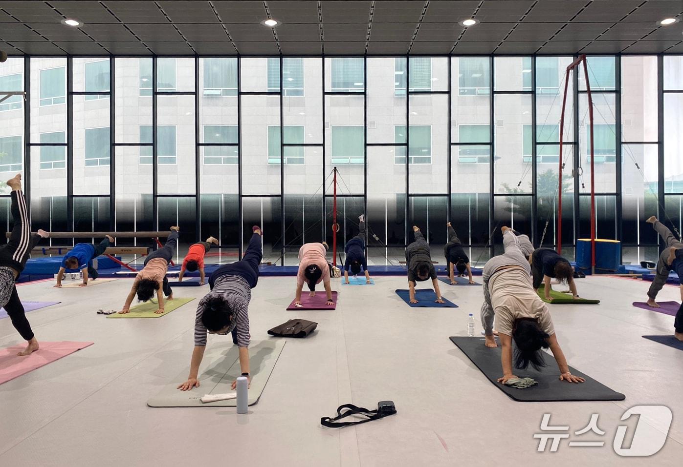 본문 이미지 - 지난해 개최된 5060 골든웰빙운동 강좌에 참여한 주민들(관악구청 제공)