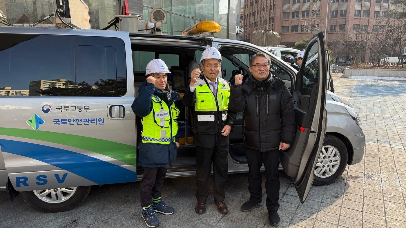 본문 이미지 - (왼쪽부터) 허춘근 실장, 박창근 원장, 권철환 본부장.(국토안전관리원 제공).뉴스1 ⓒ News1