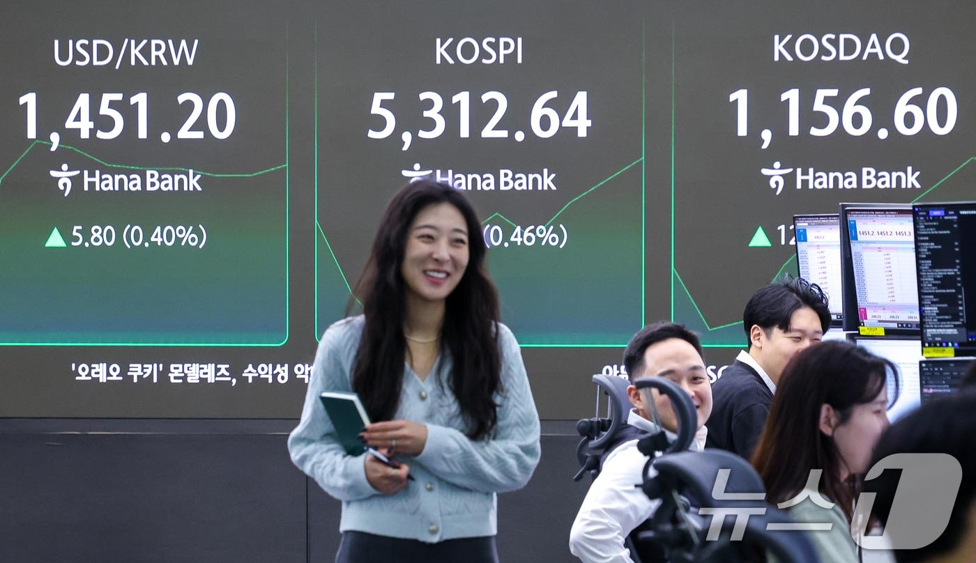본문 이미지 - 코스피 지수가 개장 후 장중 한때 5300을 돌파한 4일 오전 서울 중구 하나은행 본점 딜링룸 전광판에 코스피, 코스닥, 달러·원 환율 시황이 나오고 있다. 2026.2.4/뉴스1 ⓒ News1 안은나 기자