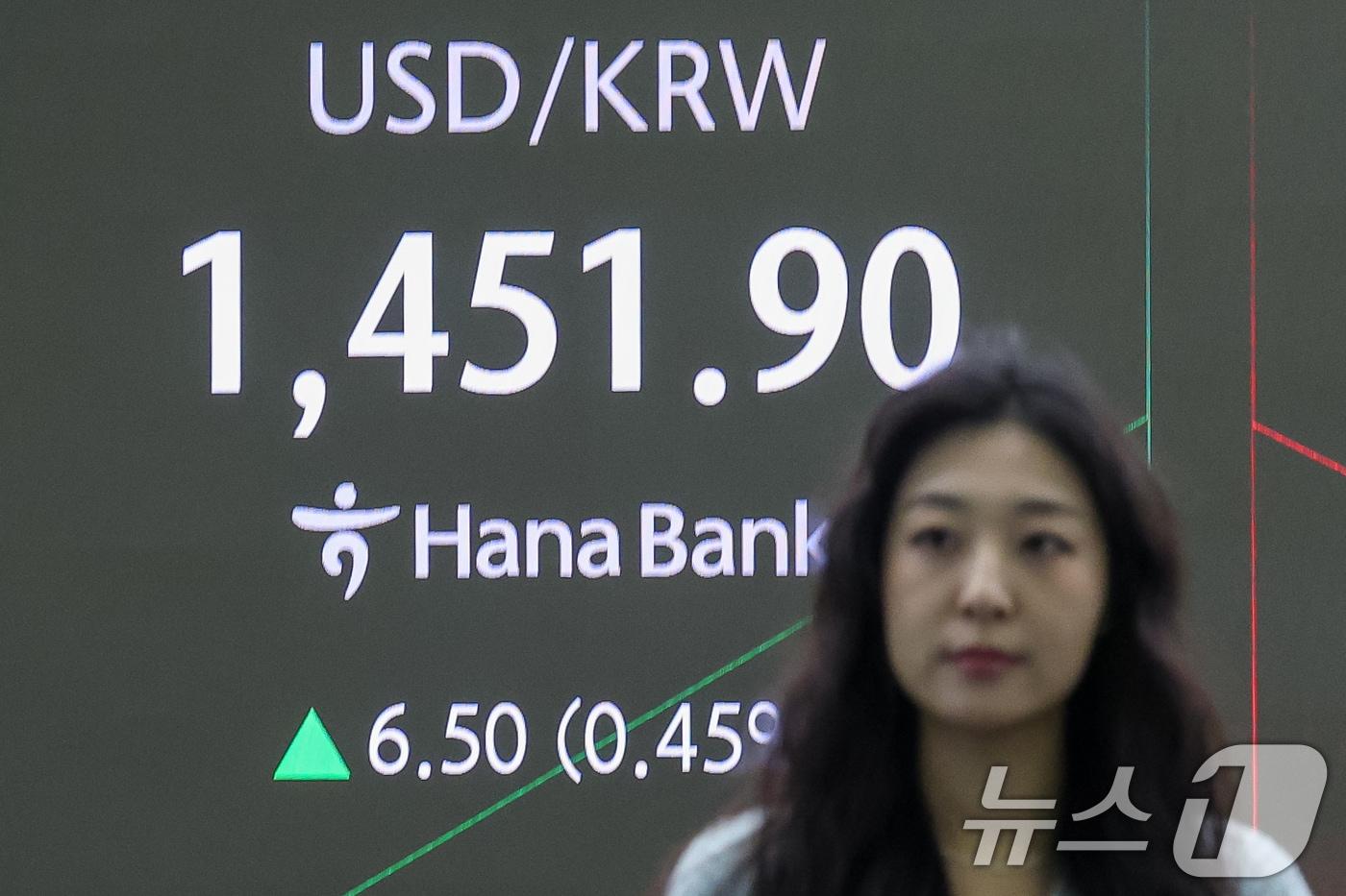 본문 이미지 - 4일 오전 서울 중구 하나은행 본점 딜링룸 전광판에 달러·원 환율 개장 시황이 나오고 있다. 2026.2.4/뉴스1 ⓒ News1 안은나 기자