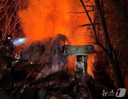본문 이미지 - 거제 주택 화재 현장.(경남소방본부 제공. 재판매 및 DB금지)