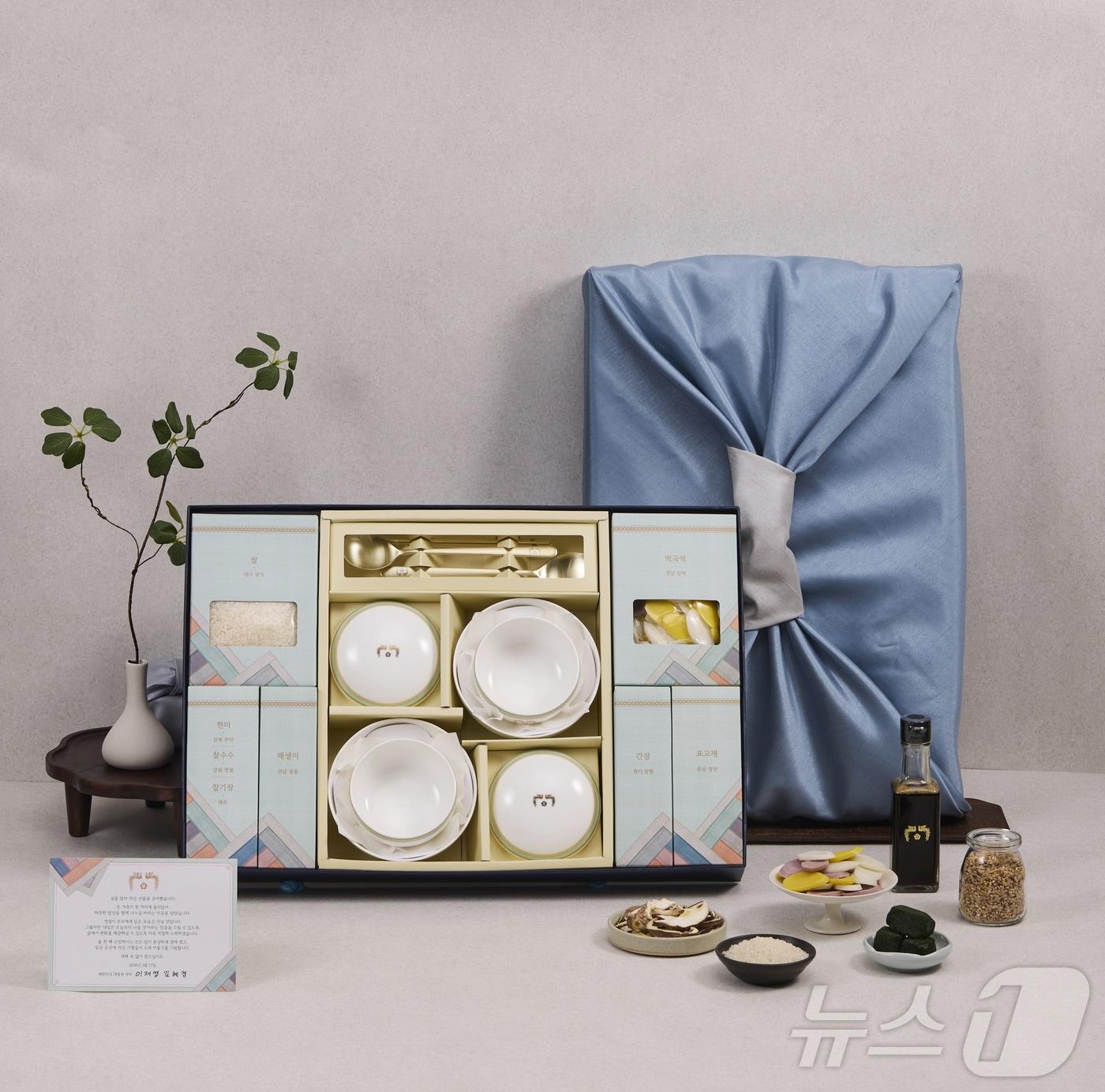 본문 이미지 - 이재명 대통령이 사회 각계각층에 보낸 2026년 설 선물. 그릇·수저 세트와 집밥 재료로 구성됐다.(청와대 제공) 2026. 2. 4/뉴스1 ⓒ News1 한재준 기자