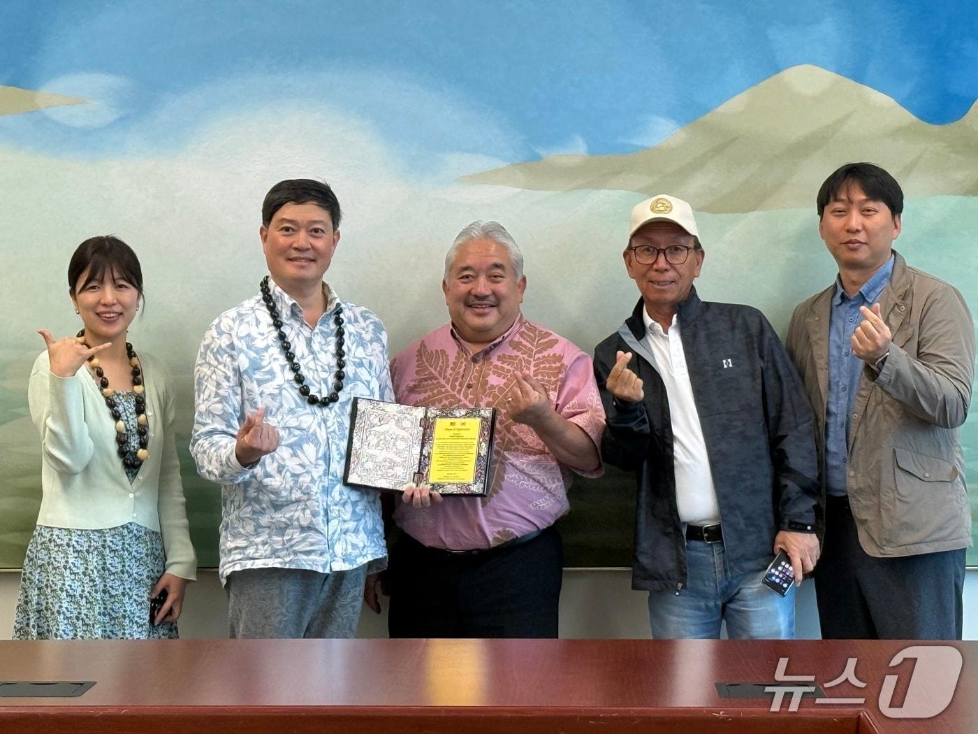 본문 이미지 - 방문단 모습.(부산시교육청 제공. 재판매 및 DB금지)