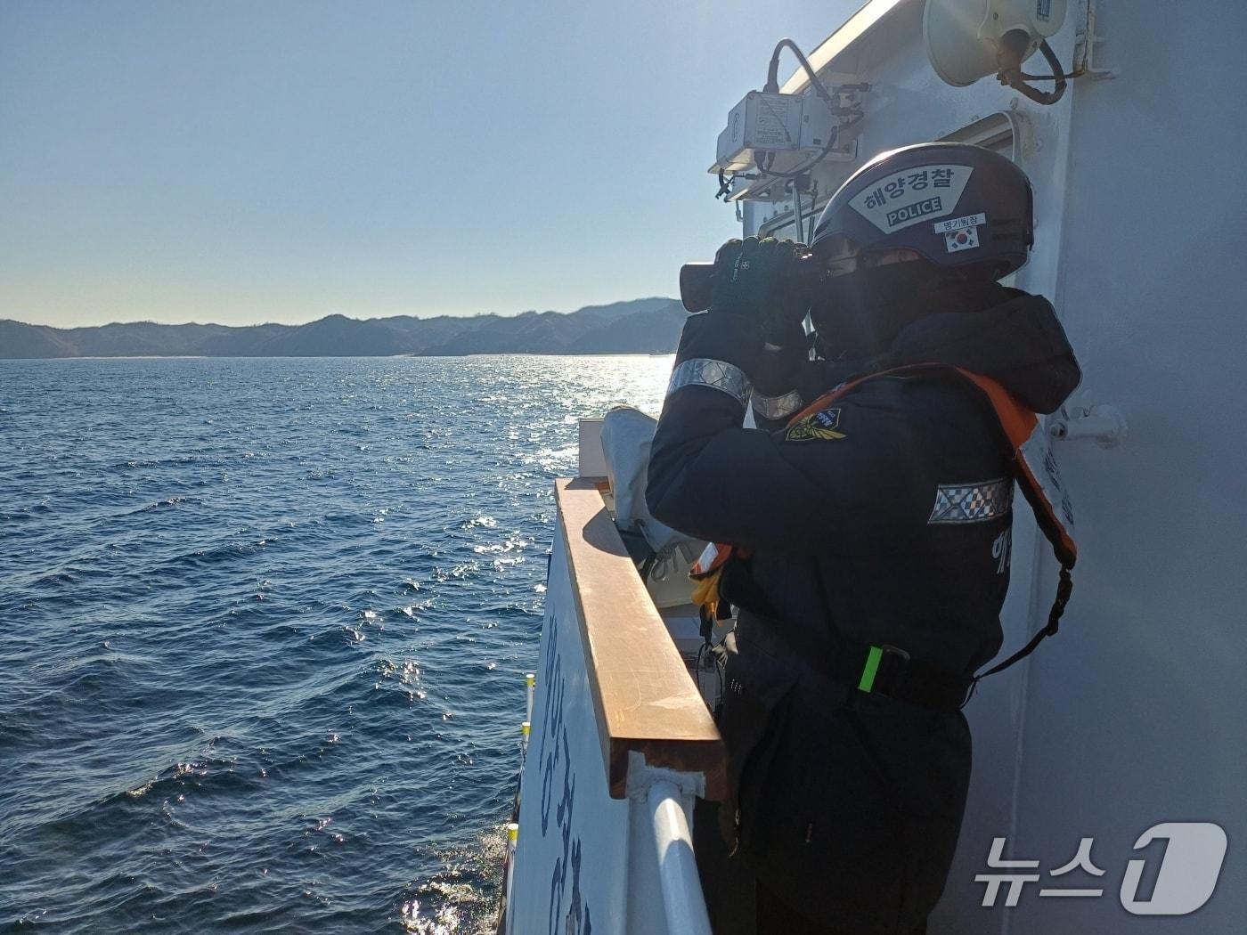 본문 이미지 - 지난 3일 실종자 수색 중인 해경.(동해해경 제공, 재판매 및 DB 금지)