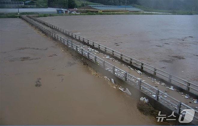 본문 이미지 - 충북 청주 오창읍 성재리 수해 모습.(청주시 제공. 재판매 및 DB금지)/뉴스1