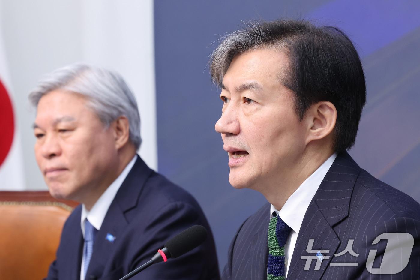 본문 이미지 - 조국 조국혁신당 대표(오른쪽)와 서왕진 원내대표. 2026.2.4 ⓒ 뉴스1 신웅수 기자
