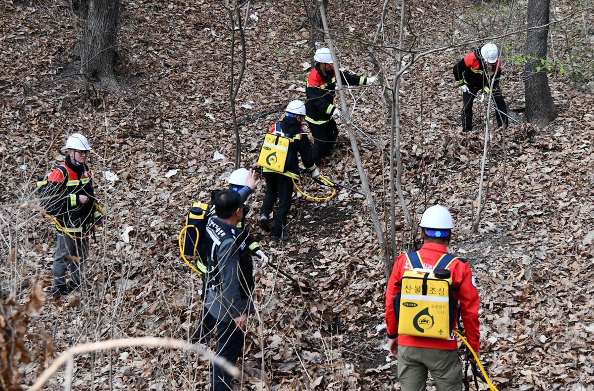 본문 이미지 - 지난 4월 진행한 일반공무원 및 산불전문예방진화대 산불진화 현장실습 모습(노원구 제공)