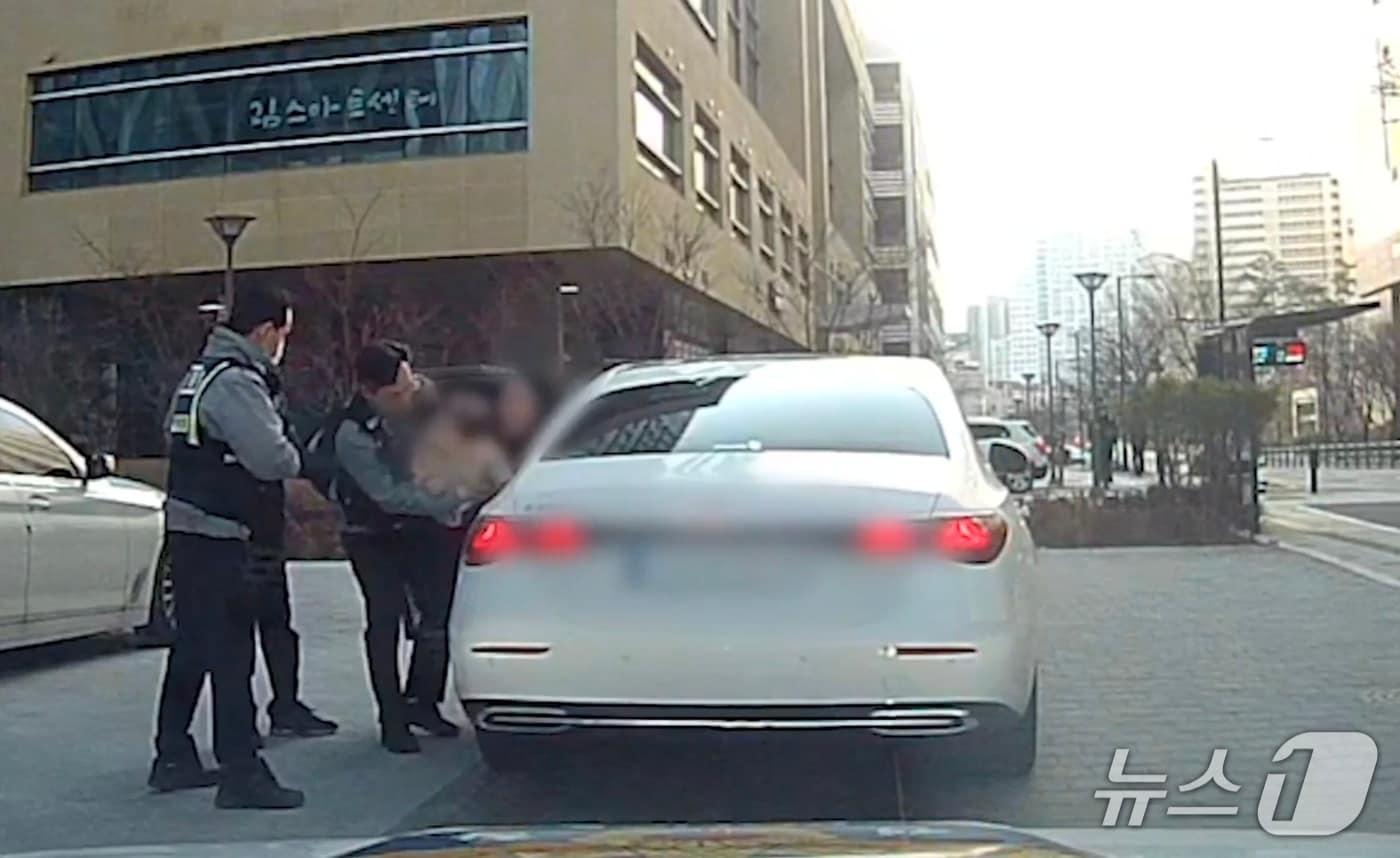 본문 이미지 -  지난달 3일 경기 고양시 원당동에서 경찰관이 의식을 잃은 아이를 순찰차로 옮겨 태우기 위해 보호자 차량에서 아이를 꺼내는 모습.(고양경찰서 제공. 재판매 및 DB 금지)/뉴스1