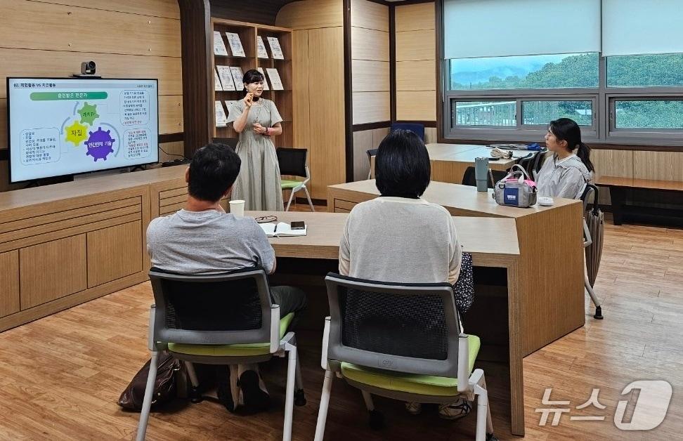 본문 이미지 - 용인시농업기술센터의 컨설팅 지원을 받은 용인곤충테마파크와 판앤트리 등 2개 농장이 농촌진흥청 '우수 치유농업시설 인증'을 받았다. 사진은 농업기술센터가 컨설팅을 하고 있는 모습.(농업기술센터 제공)