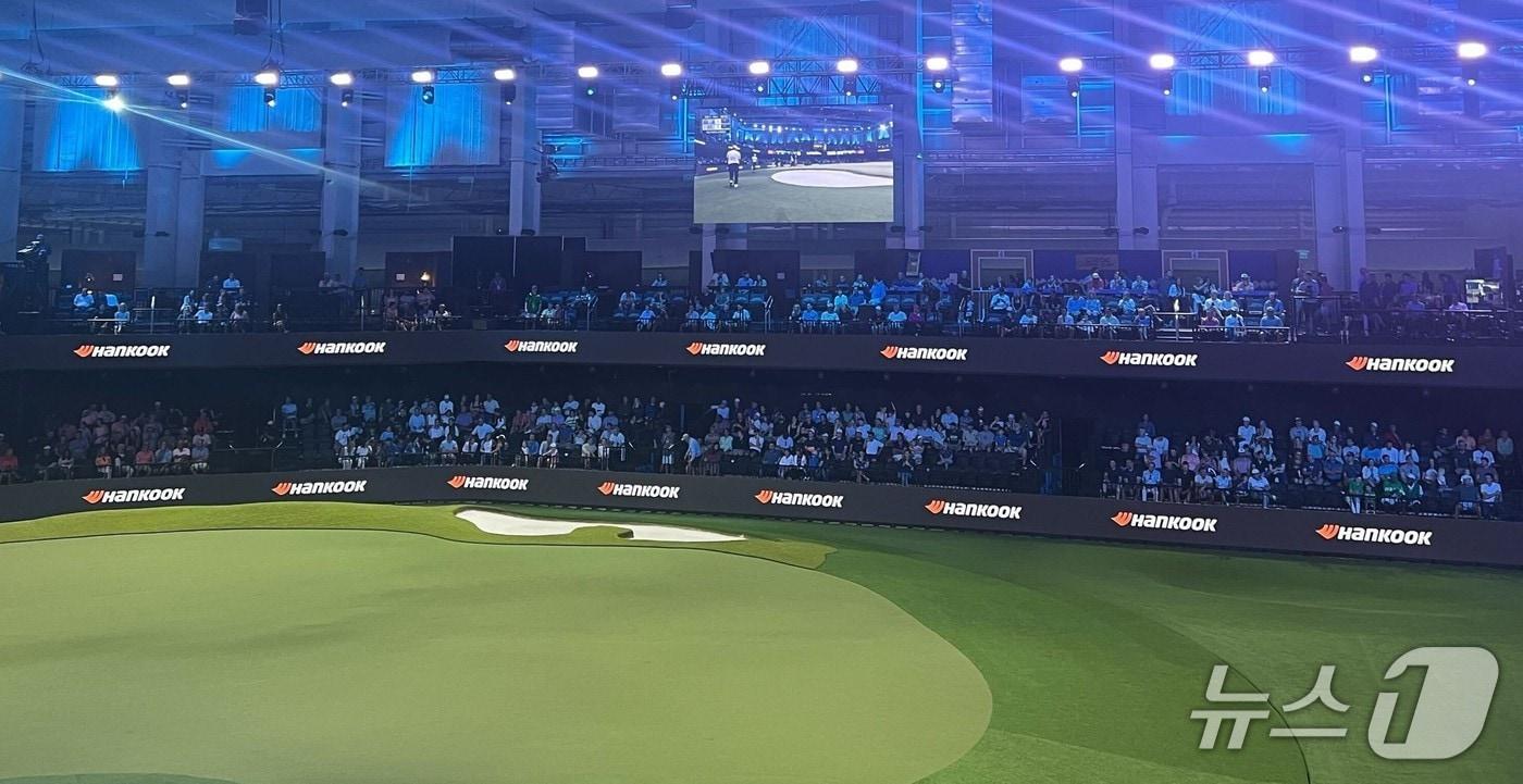 본문 이미지 - 미국 마이애미에서 현지시각으로 지난달 31일부터 지난 2일까지 개최된 시뮬레이션 골프 경기 '투모로우 골프 리그'(TGL) 시즌 2 7·8 경기에서 한국타이어앤테크놀로지의 글로벌 통합 브랜드 '한국'(Hankook) 로고가 송출되는 모습(한국타이어 제공). 2026.02.04.