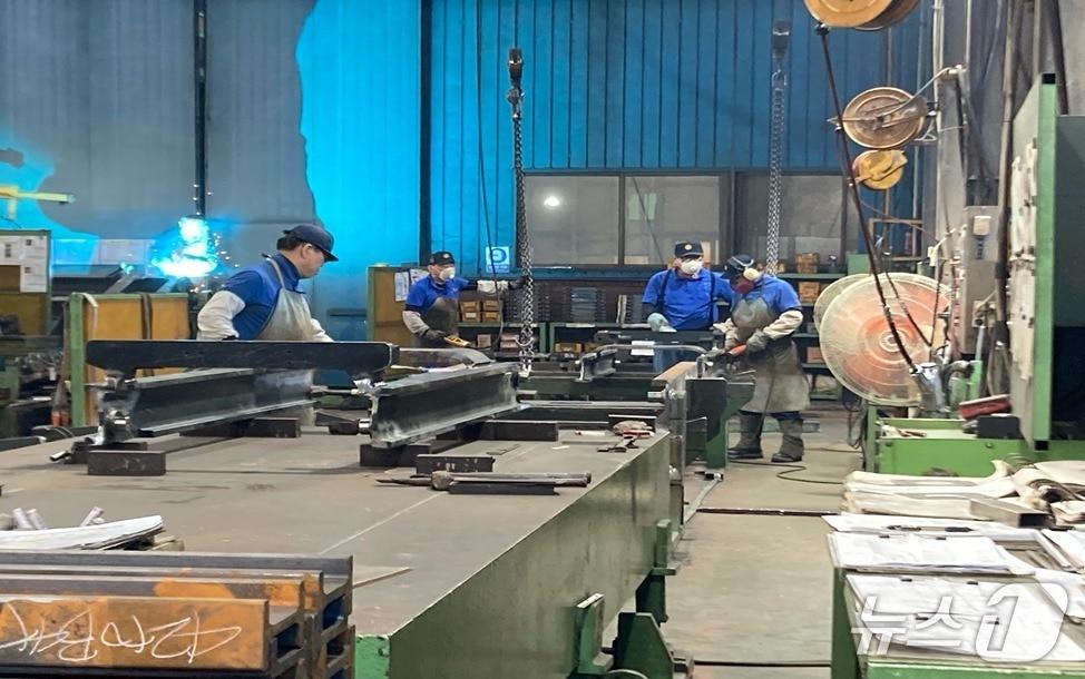 본문 이미지 - 남동공단 철강 제조 공장에서 근로자가 철판 가공 작업을 하고 있다. (인천시 제공.재판매 및 DB금지)