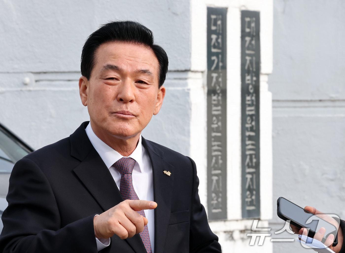 본문 이미지 - 공직선거법 위반 혐의를 받은 백성현 충남 논산시장이 4일 오전 대전지방법원 논산지원에서 열린 첫 공판을 마치고 취재진의 질문에 답하고 있다.  2026.2.4/뉴스1 ⓒ News1 김기태 기자